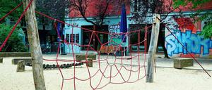 Das Alois S. ist ein beliebter Ausflugsort für Eltern, weil es neben einem Spielplatz liegt.