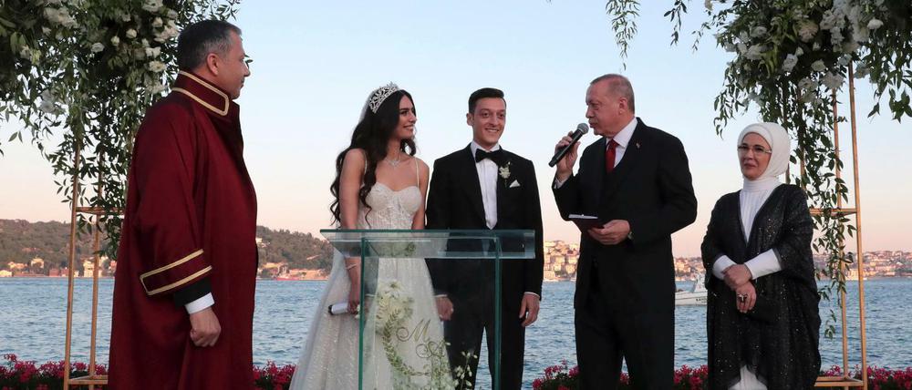 Recep Tayyip Erdogan (2.v.r), Präsident der Türkei, spricht auf der Hochzeit von Fußballer Mesut Özil (M) und seiner Ehefrau, der Schauspielerin Amine Gülse (2.v.l). Im Hintergrund stehen Erdogans Ehefrau Emine (r) sowie Ali Yerlikaya (l), vorübergehender Bürgermeister von Istanbul.