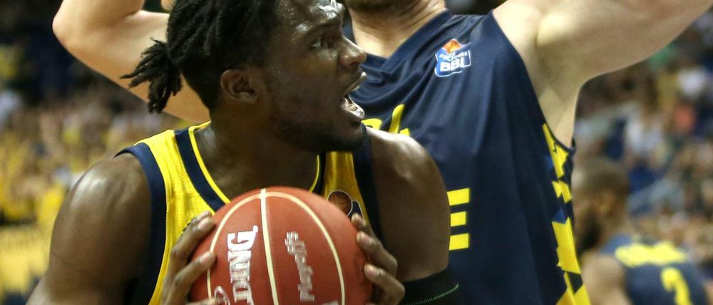 Alba-Spieler Landry Nnoko (links) ist am Ball gegen den Oldenburger Rasid Mahalbasic.