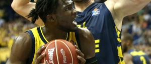 Alba-Spieler Landry Nnoko (links) ist am Ball gegen den Oldenburger Rasid Mahalbasic.