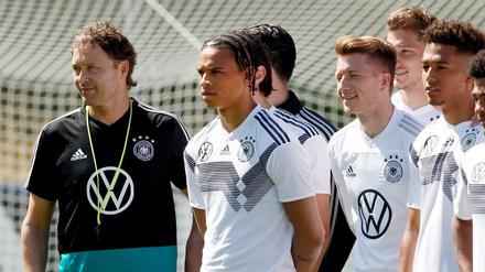 Doppelschicht. Parallel zum Auftakt der Frauen-WM sind auch diverse Männer-Nationalteams im Einsatz.