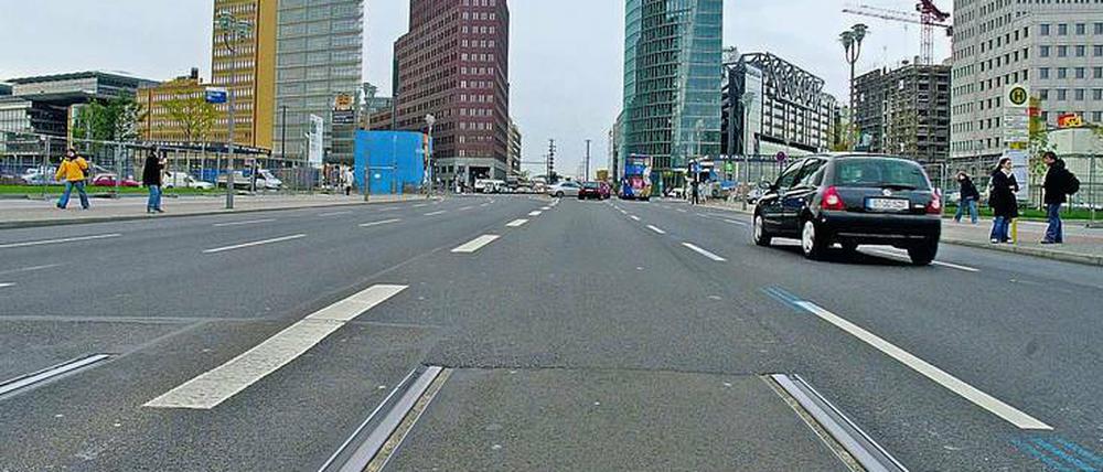 Bis zum Leipziger Platz und weiter. Schon seit Jahren warten diese vorsorglich verlegten Schienen auf ihre Tram. 