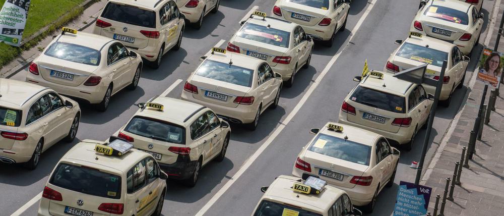 Und wieder versammeln sich die Taxifahrer von Berlin zu Aktionen gegen Uber & Co.