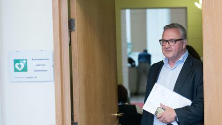 Frank Henkel (CDU), ehemaliger Innensenator von Berlin und ehemaliger Aufsichtsrat der Berlin-Brandenburger Flughafengesellschaft, beim zweiten BER-Untersuchungsausschuss.