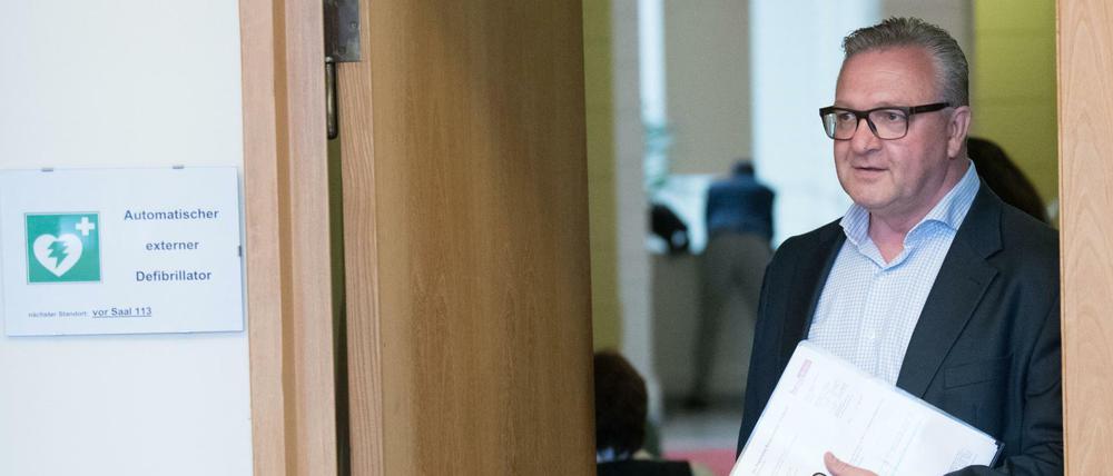 Frank Henkel (CDU), ehemaliger Innensenator von Berlin und ehemaliger Aufsichtsrat der Berlin-Brandenburger Flughafengesellschaft, beim zweiten BER-Untersuchungsausschuss.