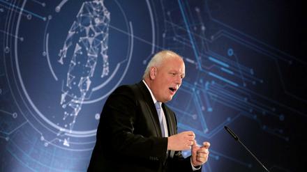 Sein Sohn bezeichnet Ulrich Kelber, den Datenschutzbeauftragten, als „IT-Sicherheits- und Datenschutz-Stalinist“. 