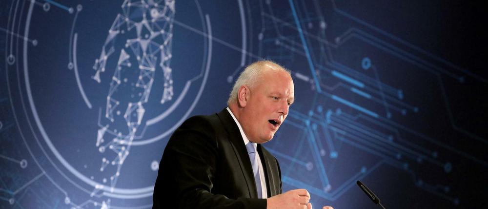 Sein Sohn bezeichnet Ulrich Kelber, den Datenschutzbeauftragten, als „IT-Sicherheits- und Datenschutz-Stalinist“. 