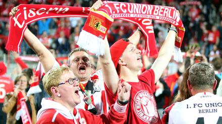 Jubel nach dem Abpfiff. Die Fans von Union stürmen den Platz.