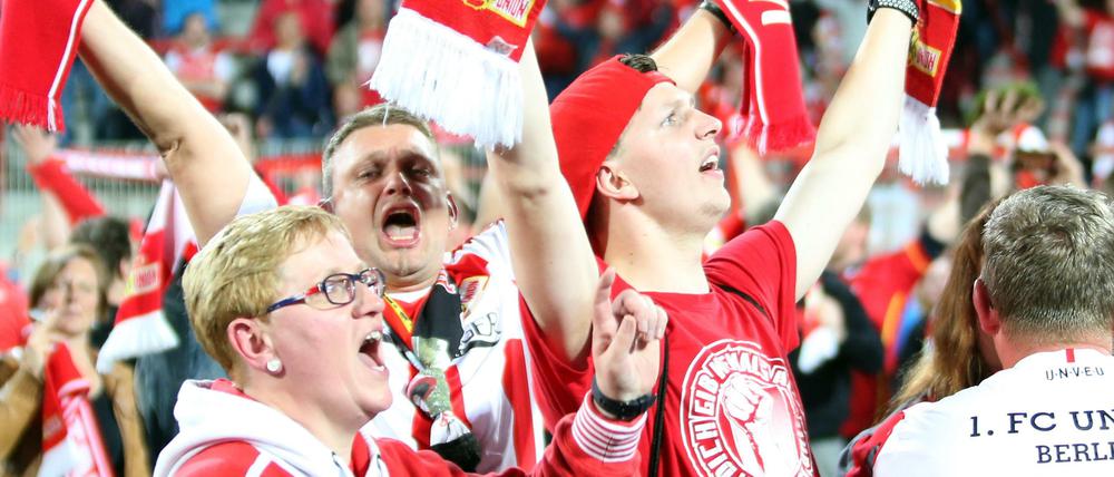 Jubel nach dem Abpfiff. Die Fans von Union stürmen den Platz.