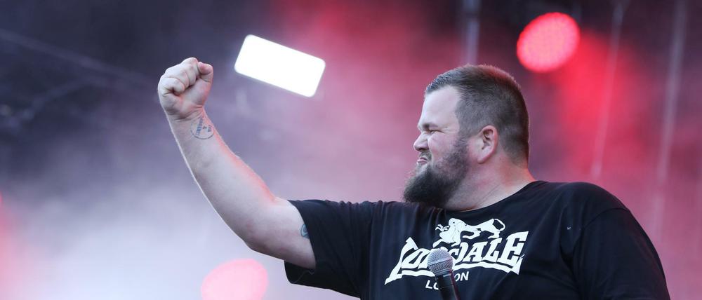 Spielt bald in Berlin: Der Sänger der Punkband "Feine Sahne Fischfilet", Jan "Monchi" Gorkow.