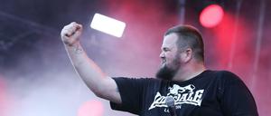 Spielt bald in Berlin: Der Sänger der Punkband "Feine Sahne Fischfilet", Jan "Monchi" Gorkow.