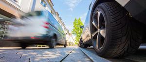 Ein Auto fährt durch die Tempo-20-Zone in Hanau, wo bei zu schnellem Fahren in Zukunft ein künstliches Schlagloch erzeugt wird.