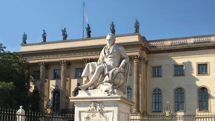 Das Denkmal von Alexander von Humboldt vor der Humboldt-Universität in Berlin wurde im Jahr 1883 vom Bildhauer Reinhold Begas fertiggestellt.
