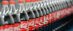 Der Koffein-Gehalt in diesen Flaschen reicht Coca-Cola wohl nicht aus.