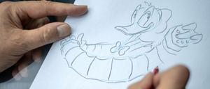 Klassisches Handwerk. Jan Gulbransson zeichnet in seiner Wohnung in München an einem Comic.