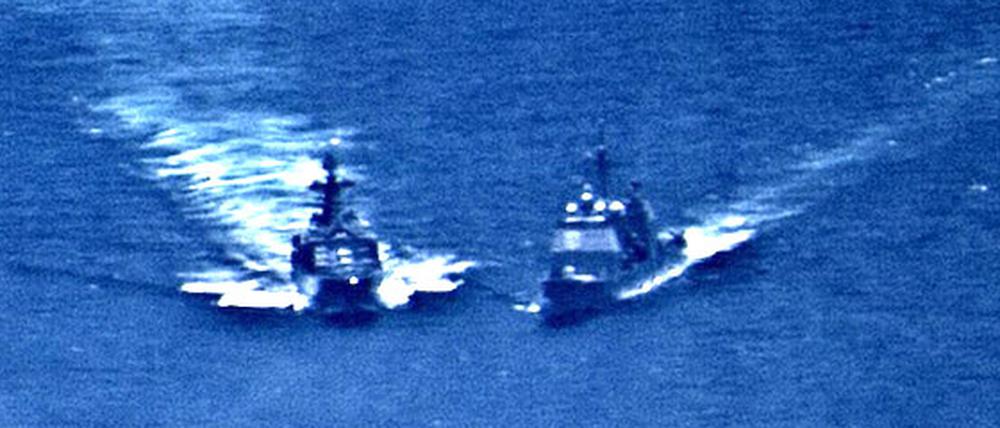 Auf diesem Videostandbild ist ein russischer Zerstörer (l) zu sehen, der sehr nahe an den amerikanischen Lenkwaffenkreuzer «USS Chancellorsville» herankommt. 