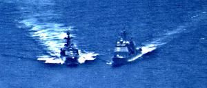 Auf diesem Videostandbild ist ein russischer Zerstörer (l) zu sehen, der sehr nahe an den amerikanischen Lenkwaffenkreuzer «USS Chancellorsville» herankommt. 