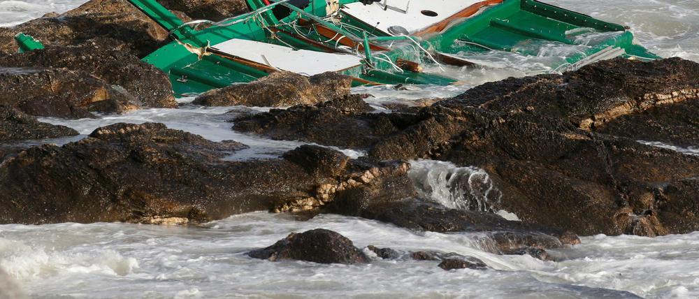 Beim Untergang eines Schiffes der französischen Seenotrettung sind drei Einsatzkräfte ums Leben gekommen.