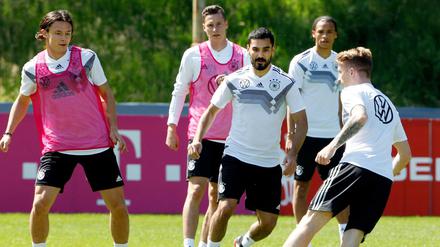 Der Mann im Hintergrund. Julian Draxler (2. von links) spielt in der Nationalmannschaft schon lange keine Führungsrolle mehr. 