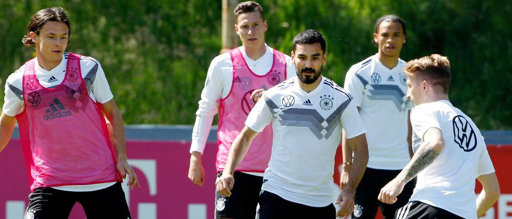 Der Mann im Hintergrund. Julian Draxler (2. von links) spielt in der Nationalmannschaft schon lange keine Führungsrolle mehr.