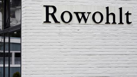Ein Logo des Verlages Rowohlt an der Außenfassade des alten Verlagsgebäudes in Reinbek
