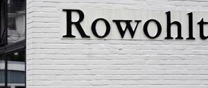 Ein Logo des Verlages Rowohlt an der Außenfassade des alten Verlagsgebäudes in Reinbek