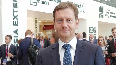 Michael Kretschmer (CDU) in einer Halle des Wirtschaftsforums in St. Petersburg.
