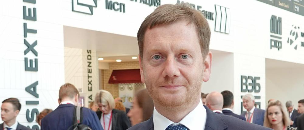 Michael Kretschmer (CDU) in einer Halle des Wirtschaftsforums in St. Petersburg.