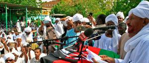 Der Konflikt in Sudan, hier Oppositionsführer Sadiq al Mahdi mit seinen Anhängern, droht weiter zu eskalieren.