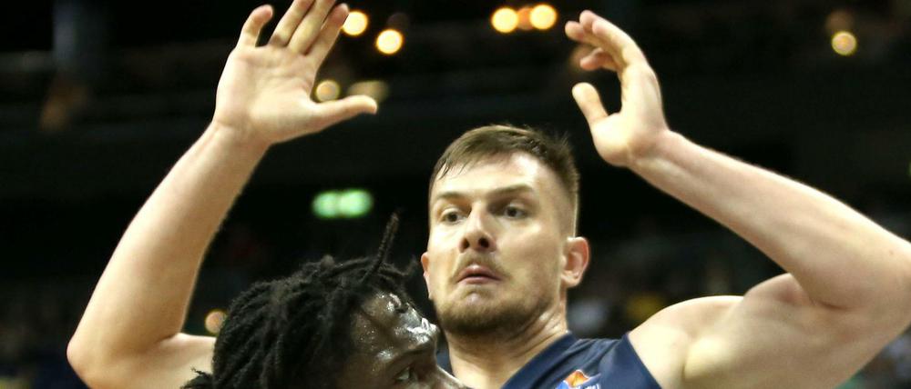 Duell der Schwergewichte. Rasid Mahalbasic (hinten) gegen Albas Center Landry Nnoko. 
