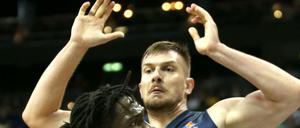 Duell der Schwergewichte. Rasid Mahalbasic (hinten) gegen Albas Center Landry Nnoko. 