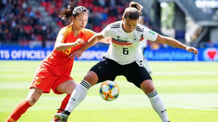 Harter Kampf: Chinas Ruyin Tan (links) im Zweikampf mit Deutschlands Lena Oberdorf