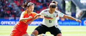 Harter Kampf: Chinas Ruyin Tan (links) im Zweikampf mit Deutschlands Lena Oberdorf