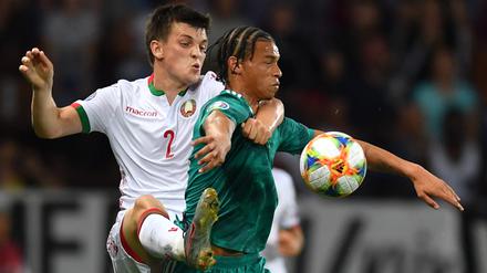 Harte Deckung. Leroy Sané und die deutsche Nationalmannschaft bekamen von den Weißrussen wenig Platz.