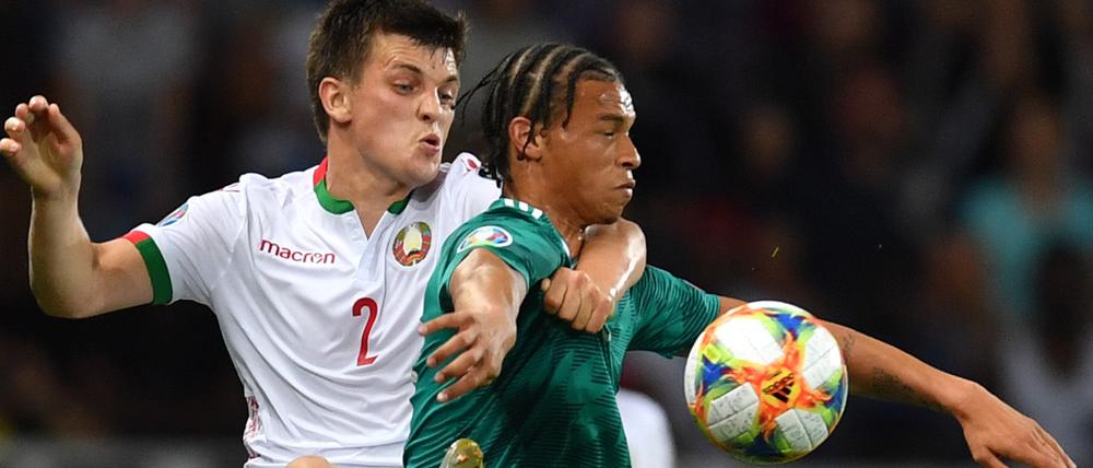 Harte Deckung. Leroy Sané und die deutsche Nationalmannschaft bekamen von den Weißrussen wenig Platz.