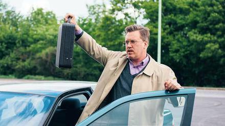 Endlich am Ziel? Roli (Nicholas Ofczarek) schwenkt einen Aktenkoffer, der mit ganz viel Lösegeld gefüllt sein soll.