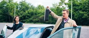 Endlich am Ziel? Roli (Nicholas Ofczarek) schwenkt einen Aktenkoffer, der mit ganz viel Lösegeld gefüllt sein soll.