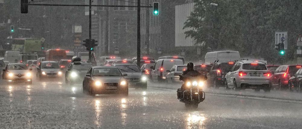 Der Regen erschwerte zwischenzeitlich die Sicht im Verkehr.