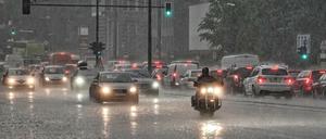 Der Regen erschwerte zwischenzeitlich die Sicht im Verkehr.