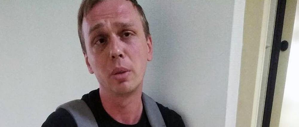 Der Investigativ-Journalist Iwan Golunow auf einer Polizeistation. Die russische Polizei hat in Moskau einen Investigativ-Journalisten festgenommen. Die Ermittler werfen Golunow Drogenbesitz vor.