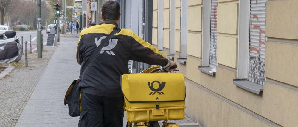 Postbote mit seinem Fahrrad in Berlin 