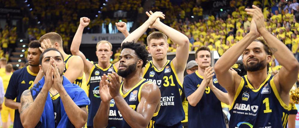 Mit Applaus ins Finale. Die Basketballer von Alba Berlin haben in den Play-offs bisher alle sechs Spiele gewonnen.