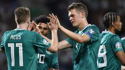 Ein Tänzchen mit Freunden. Marco Reus, Serge Gnabry (hier mit Matthias Ginter) und Leroy Sané sind der erste Sturm der Nationalmannschaft.