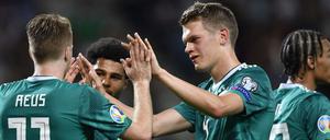 Ein Tänzchen mit Freunden. Marco Reus, Serge Gnabry (hier mit Matthias Ginter) und Leroy Sané sind der erste Sturm der Nationalmannschaft.