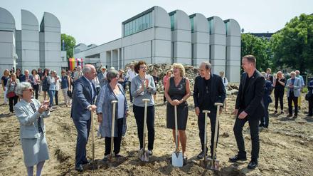 Spatenstich mit der Kulturstaatsministerin Monika Grütters (3.v.r.).