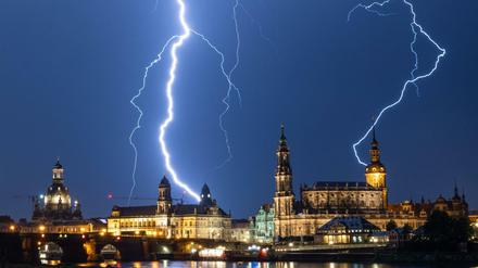 Blitze schlagen während eines Gewitters am Montag in die historische Altstadtkulisse mit der Frauenkirche (l-r), dem Ständehaus, der Hofkirche und dem Hausmannsturm ein. 