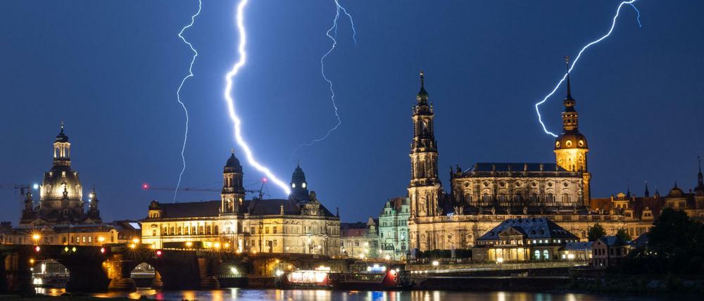 Blitze schlagen während eines Gewitters am Montag in die historische Altstadtkulisse mit der Frauenkirche (l-r), dem Ständehaus, der Hofkirche und dem Hausmannsturm ein. 