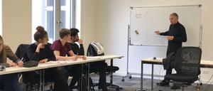 Professor Klaus Hurrelmann spricht mit Schülerinnen und Schülern des Walther-Rathenau-Gymnasiums.