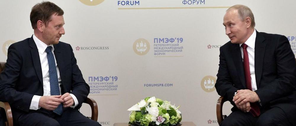 Sachsens Ministerpräsident Michael Kretschmer (l.) und Wladimir Putin.