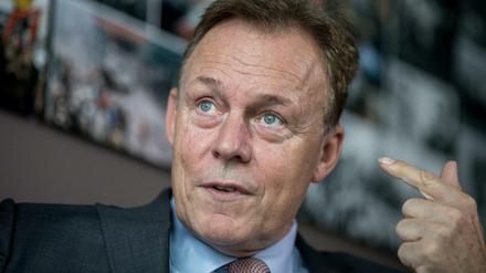 "Notfalls mit aller Härte" sollen Regeln in der Migrationspolitik durchgesetzt werden, fordert Bundestagsvizepräsident Thomas Oppermann (SPD).